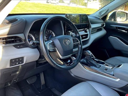 Used 2022 Toyota Highlander Limited image 17