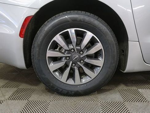 Used 2023 Chrysler Pacifica Touring-L FWD image 16