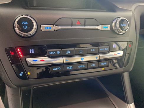 Used 2020 Ford Explorer XLT w/ Equipment Group 202A image 9