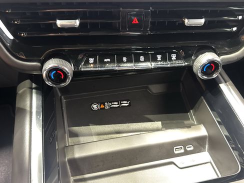 Used 2025 Chevrolet Suburban High Country AWD/4WD image 33