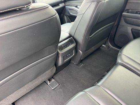 Used 2023 Nissan Pathfinder SL AWD/4WD image 18