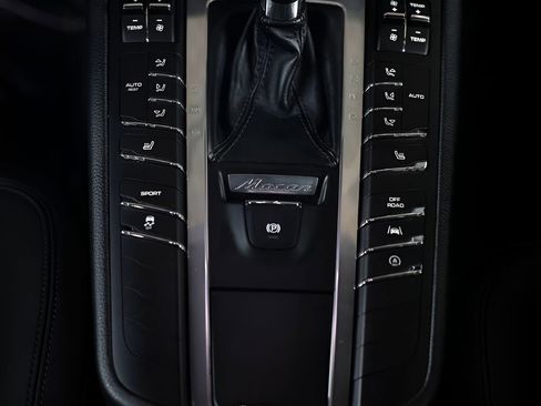 Used 2018 Porsche Macan image 38