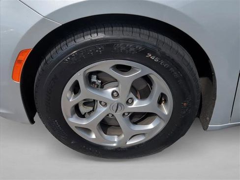 Used 2024 Chrysler Pacifica Limited FWD image 25