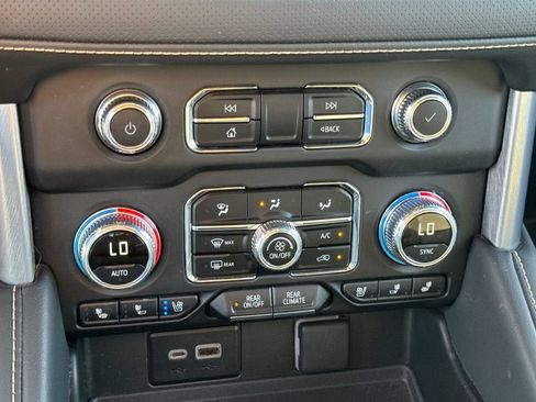Used 2024 GMC Yukon SLT w/ SLT Luxury Package AWD/4WD image 23