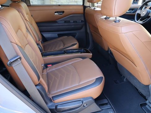Used 2025 Nissan Pathfinder Platinum AWD/4WD image 19