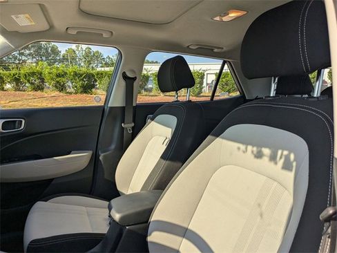 Used 2023 Hyundai Venue SEL image 14