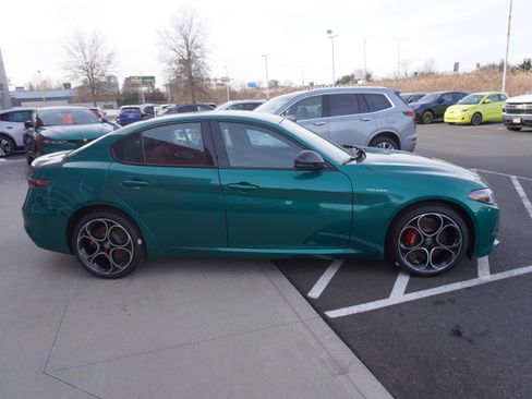 New 2025 Alfa Romeo Giulia AWD w/ Veloce Package AWD image 5