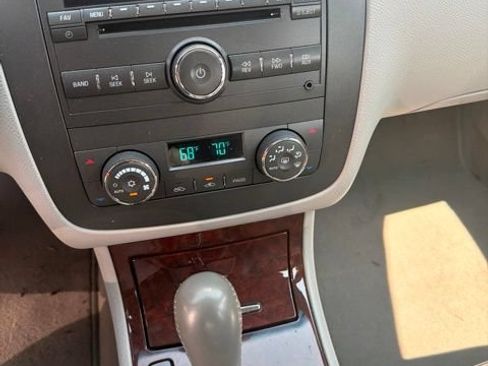 Used 2010 Buick Lucerne CXL FWD image 5