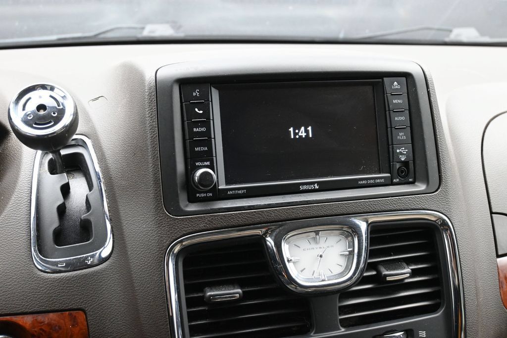 Used 2016 Chrysler Town & Country Touring w/ Driver Convenience Group FWD image 14