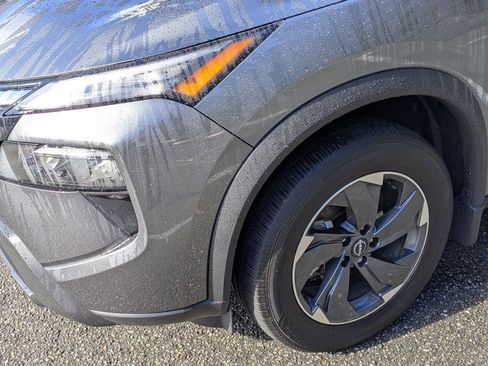 Used 2025 Nissan Rogue SV w/ SV Premium Package FWD image 10