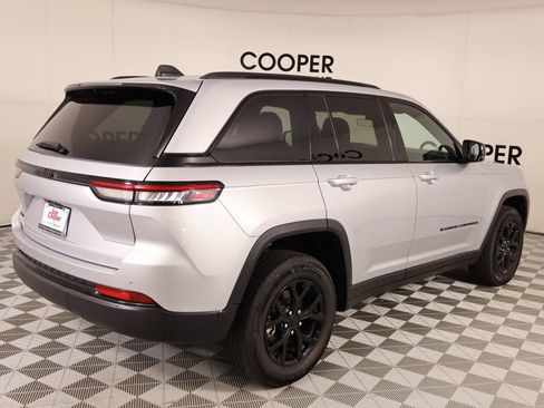 Used 2025 Jeep Grand Cherokee Altitude AWD/4WD image 20