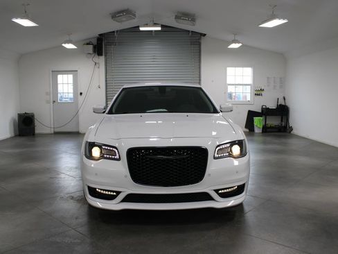 Used 2023 Chrysler 300 Touring L RWD image 3