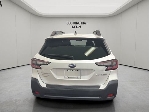 Used 2023 Subaru Outback Premium AWD/4WD image 4