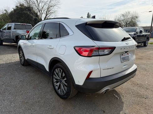 Used 2020 Ford Escape Titanium image 3