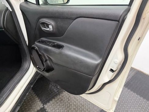 Used 2018 Jeep Renegade Altitude AWD/4WD image 34