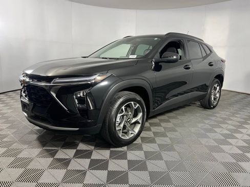 Used 2025 Chevrolet Trax LT w/ LT Convenience Package image 3