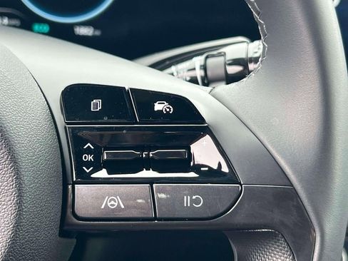 Used 2025 Hyundai Elantra SEL image 19