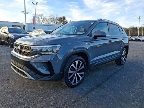 Certified 2022 Volkswagen Taos SE image 3