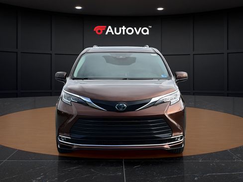 Used 2021 Toyota Sienna XLE FWD image 8