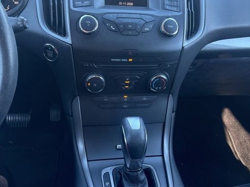 Used 2018 Ford Edge SE image 3