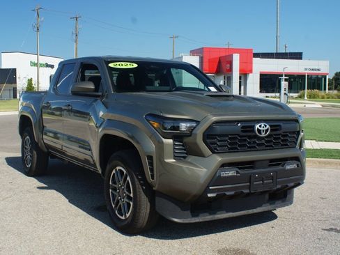 Used 2025 Toyota Tacoma SR5 RWD image 2