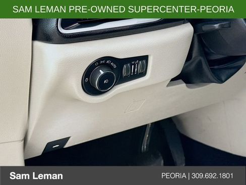 Used 2022 Chrysler Pacifica Touring-L image 10