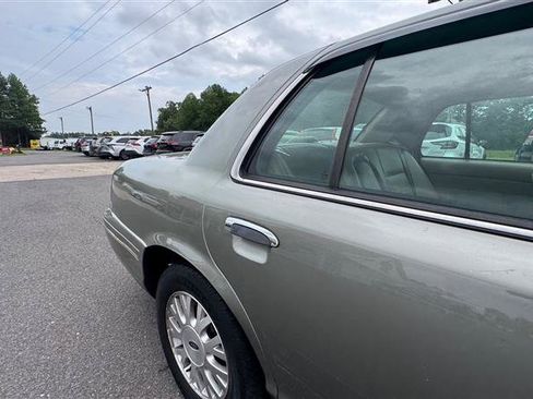 Used 2003 Ford Crown Victoria LX RWD image 24