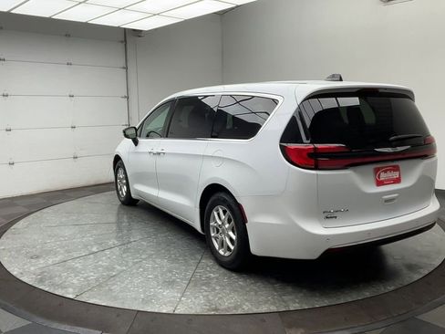 Used 2024 Chrysler Pacifica Touring-L image 37