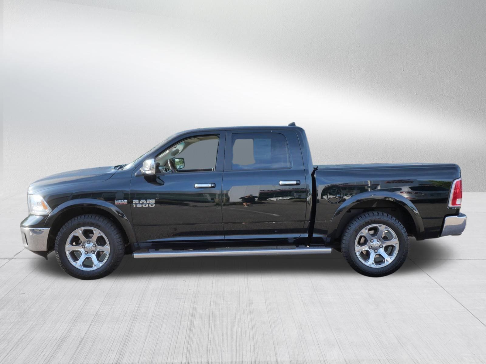Used 2017 RAM 1500 Laramie w/ Convenience Group AWD/4WD image 4