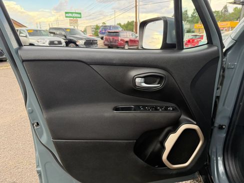 Used 2016 Jeep Renegade Latitude AWD/4WD image 12