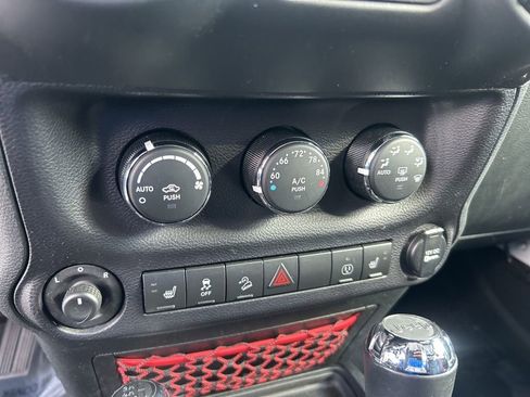 Used 2018 Jeep Wrangler Unlimited Rubicon image 38