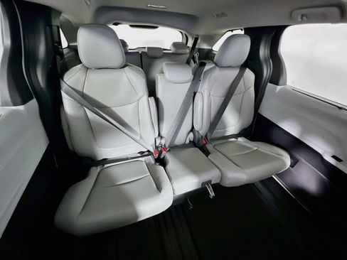 Used 2026 Toyota Sienna XLE FWD image 32