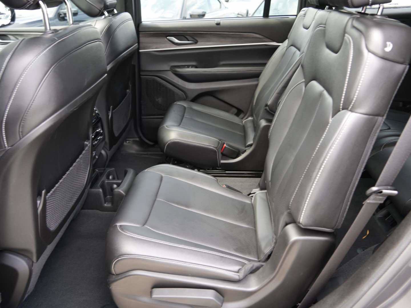 Used 2024 Jeep Grand Cherokee L Limited w/ Luxury Tech Group II RWD image 11