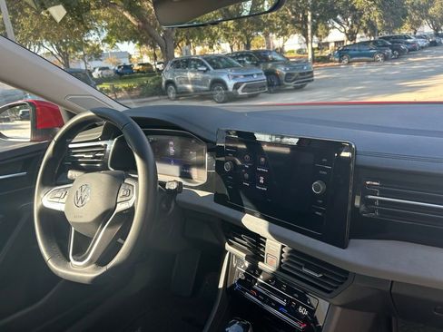 Used 2025 Volkswagen Jetta SE w/ Sunroof Package image 32