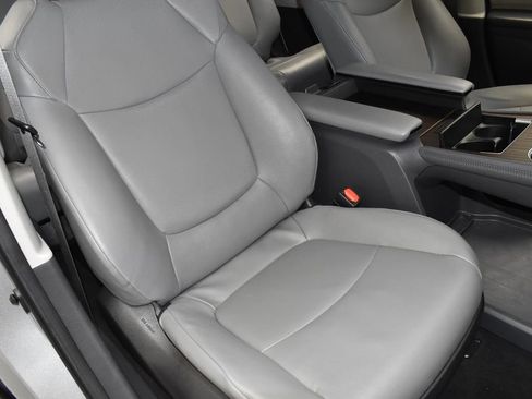 Used 2024 Toyota Sienna XLE FWD image 23
