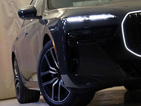 Used 2026 BMW 760i xDrive w/ Executive Package AWD/4WD image 4