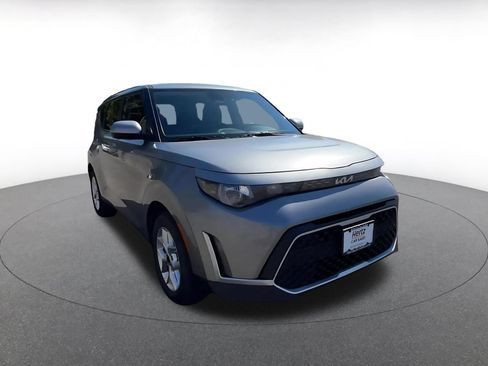 Used 2025 Kia Soul LX w/ LX Technology Package FWD image 3