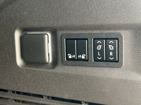 Used 2021 Chevrolet Suburban RST w/ Luxury Package image 18