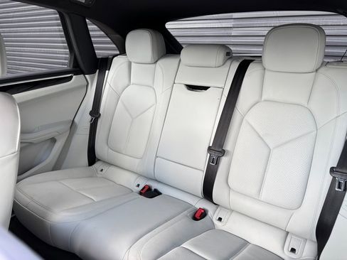 Certified 2025 Porsche Macan image 26