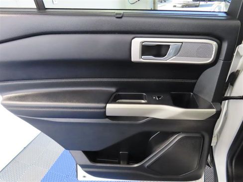 Used 2022 Ford Explorer Limited w/ Equipment Group 301A RWD image 28