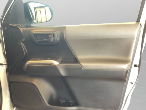 Used 2019 Toyota Tacoma SR5 AWD/4WD image 27