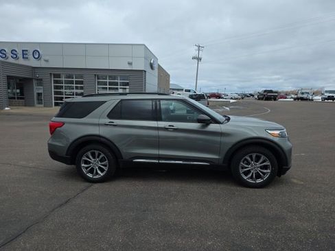 Used 2020 Ford Explorer XLT w/ Equipment Group 202A image 8