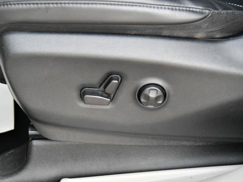 Used 2023 Chrysler Pacifica Touring-L image 17