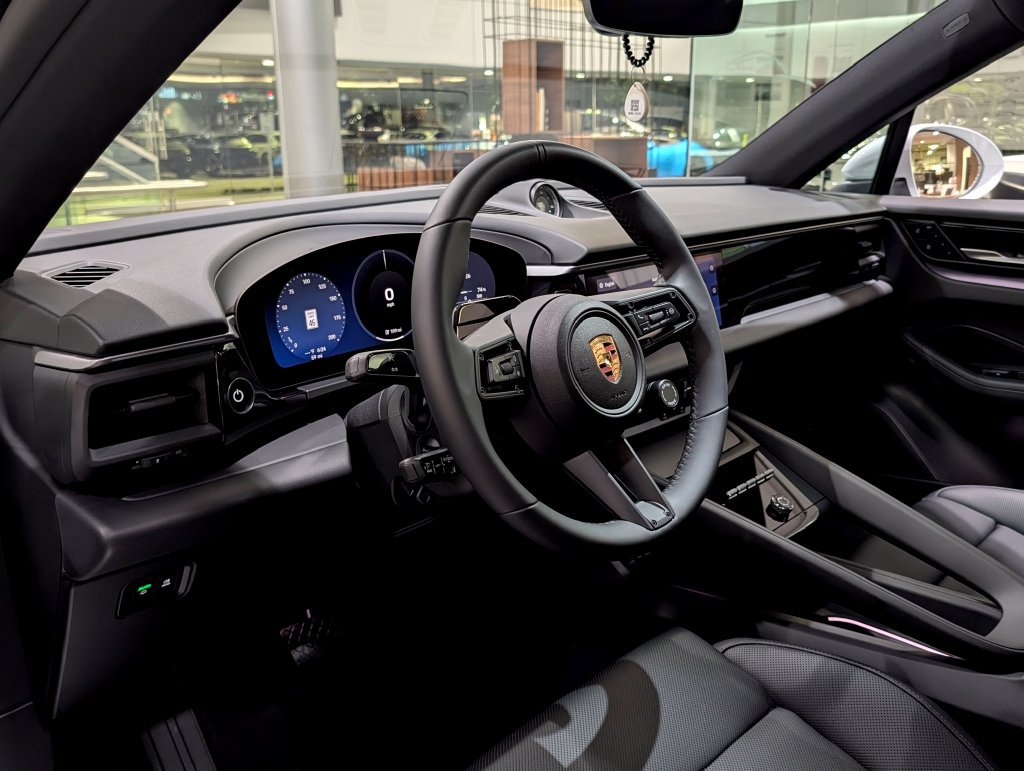 New 2026 Porsche Macan Electric RWD image 4