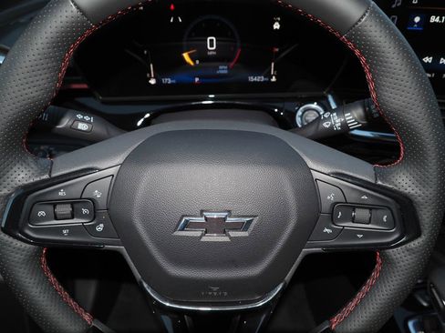 Certified 2025 Chevrolet Trax RS w/ Sunroof Package image 33