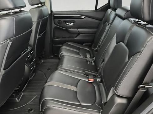Used 2025 Honda Pilot Touring image 24