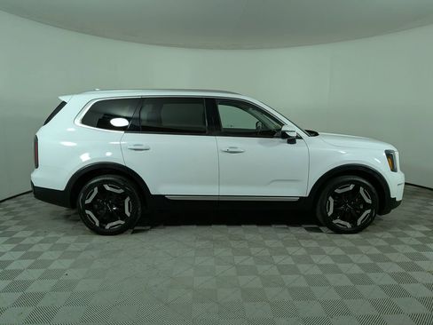 Used 2024 Kia Telluride EX w/ EX Captain's Chair Package FWD image 2