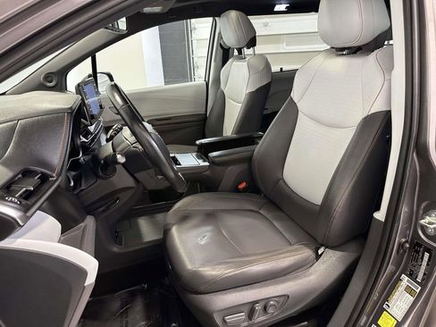 Used 2021 Toyota Sienna XSE w/ XSE Plus Package image 18