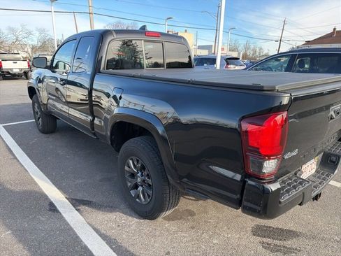 Used 2022 Toyota Tacoma TRD Sport image 2