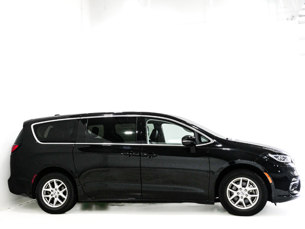 Used 2024 Chrysler Pacifica Touring-L FWD image 4